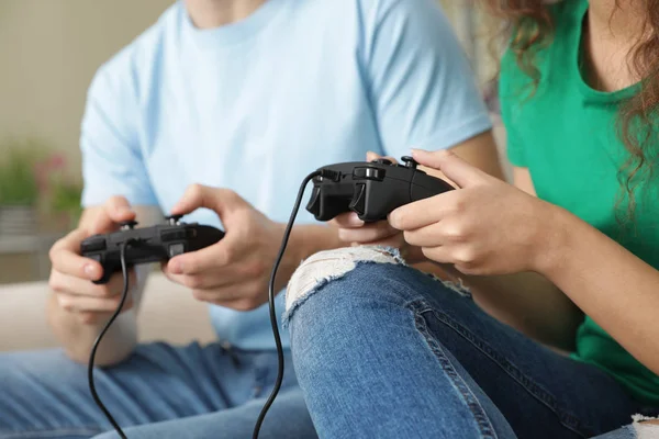 Coppia giovane che gioca ai videogiochi a casa, primo piano — Foto Stock