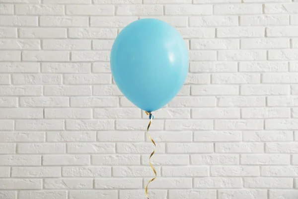 Heldere ballon in de buurt bakstenen muur. De tijd van de viering — Stockfoto