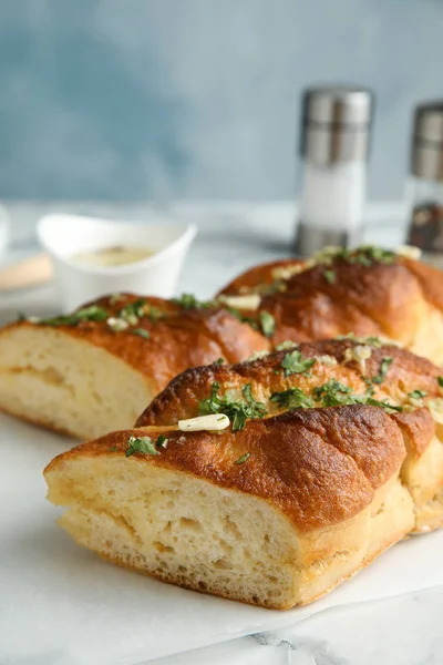 Delicioso pan de ajo casero con hierbas en la mesa — Foto de Stock