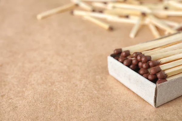 Caja abierta con cerillas en papel artesanal, espacio para texto —  Fotos de Stock