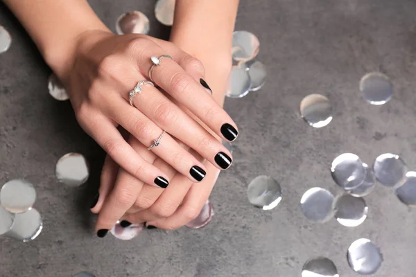 Mujer mostrando manicura negra sobre fondo gris, primer plano con espacio para texto. Tendencias de esmalte de uñas —  Fotos de Stock