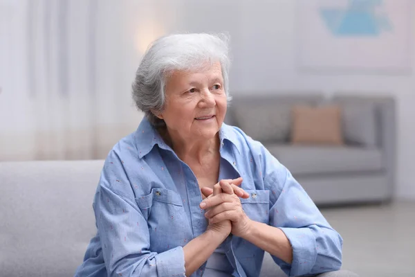 Retrato de la hermosa abuela en el salón —  Fotos de Stock