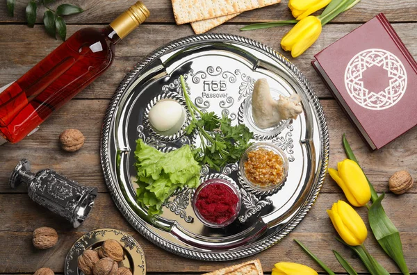 Flat lay composition with symbolic Passover (Pesach) items on wooden background — Stock Photo, Image