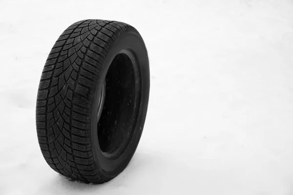 New winter tire on fresh snow. Space for text — Stock Photo, Image