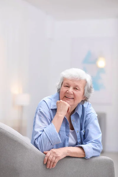 Retrato de la hermosa abuela en el salón — Foto de Stock