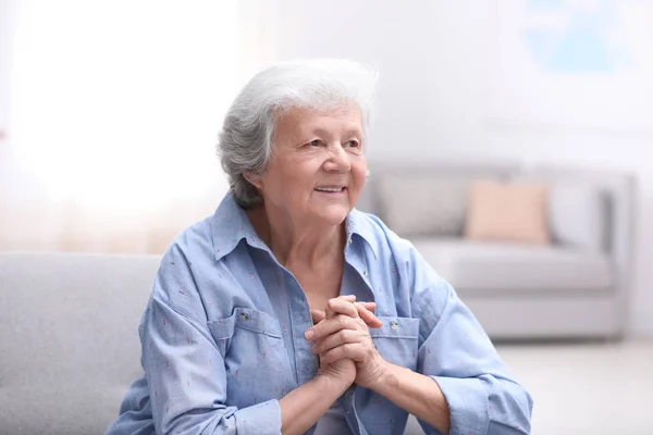 Retrato de la hermosa abuela en el salón —  Fotos de Stock