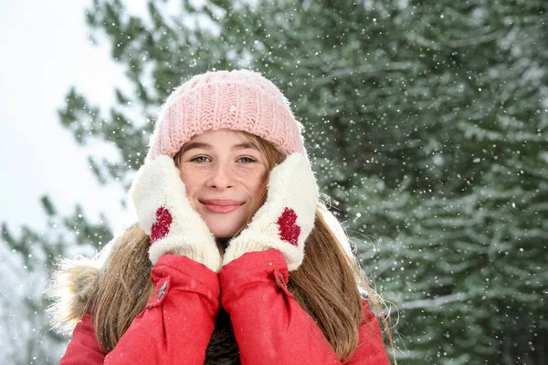Retrato de adolescente en bosque nevado de invierno — Foto de Stock