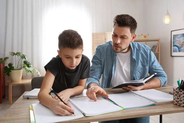 Papá ayudando a su hijo con la tarea en la habitación — Foto de Stock