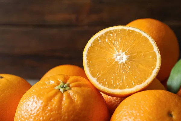 Čerstvé pomeranče na rozostřené pozadí, v šatně. Zdravé ovoce — Stock fotografie