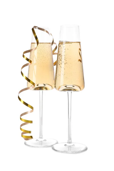 白の背景にシャンパンのメガネ。お祝いの飲み物 — ストック写真