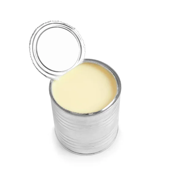 Latta di latta con latte condensato su fondo bianco. Prodotti lattiero-caseari — Foto Stock