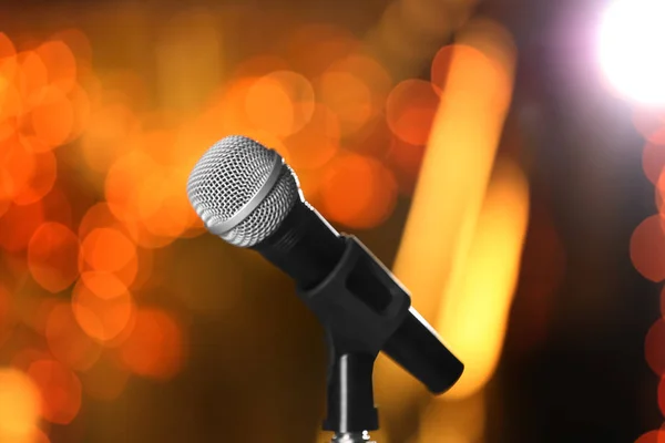Microfone contra luzes festivas. Equipamento musical — Fotografia de Stock