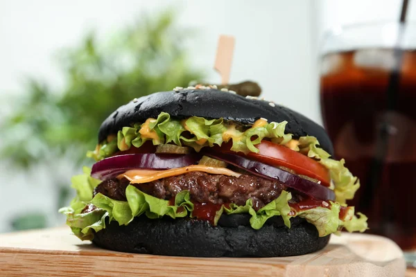 Bord met sappige zwarte hamburger, close-up bekijken — Stockfoto