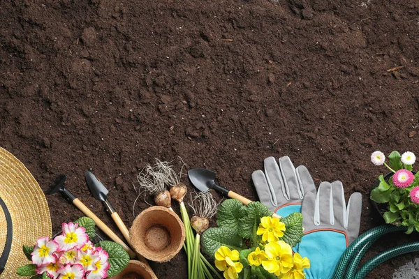 Composição de leigos planos com equipamentos de jardinagem e espaço para texto no chão — Fotografia de Stock