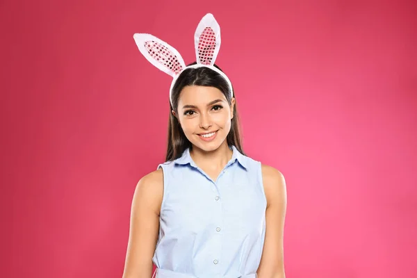 美丽的妇女的画像在复活节兔子耳朵头带在颜色背景 — 图库照片