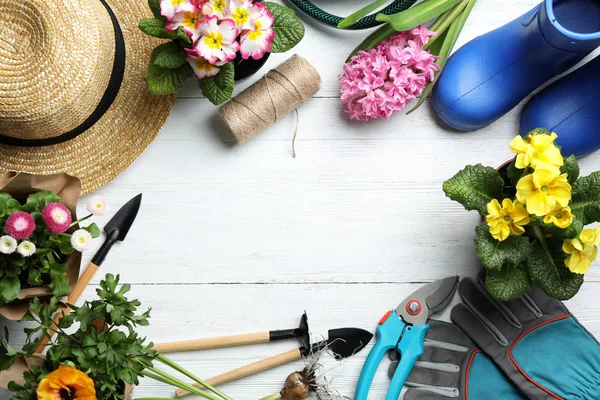 Composição de leigos planos com equipamentos de jardinagem e espaço para texto em fundo de madeira — Fotografia de Stock