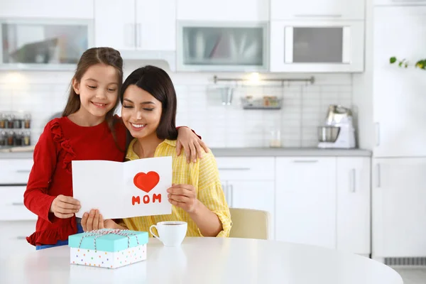 Hija felicitando a su madre en la cocina, espacio para el texto. Feliz Día de la Madre — Foto de Stock