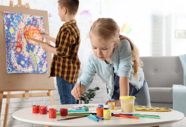 Söta lilla barn målning tillsammans hemma — Stockfoto