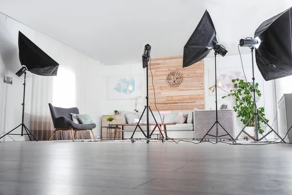 Equipo profesional de estudio fotográfico preparado para disparar el interior de la sala de estar — Foto de Stock