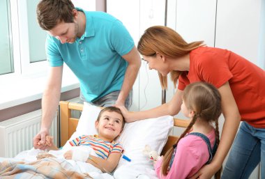 Mutlu aile ziyaret küçük çocuğun hastanede kalması