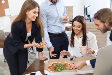 Pizza öğle yemeğinde İşyeri Ofis çalışanları. Food teslim
