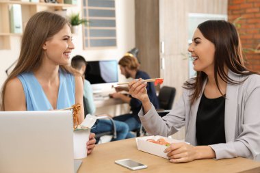 Ofis çalışanları işyerinde öğle yemeği. Food teslim
