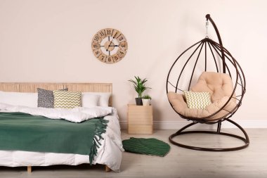 Modern yatak odası iç rahat asılı sandalye ile. Şık tasarım