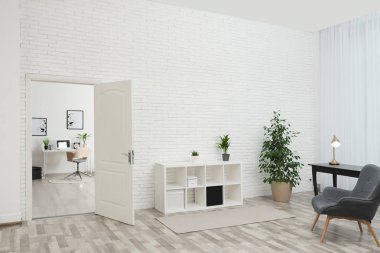 Oturma odası iç şık mobilya ve açık kapı ile