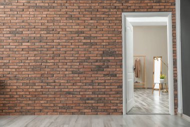 Şık oda iç, açık kapıdan görünüm. Metin alanı