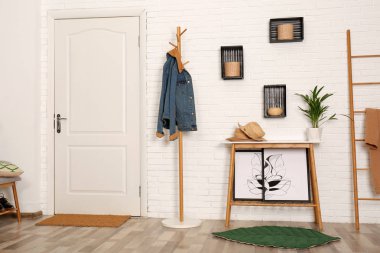 Şık koridor iç askı standı ve tablo ile