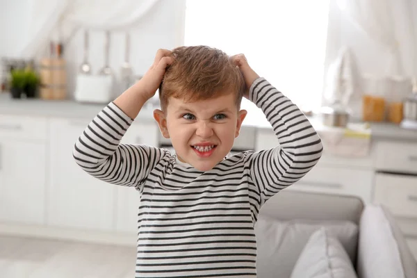 Anak kecil menggaruk kepala di rumah. Mengganggu gatal — Stok Foto