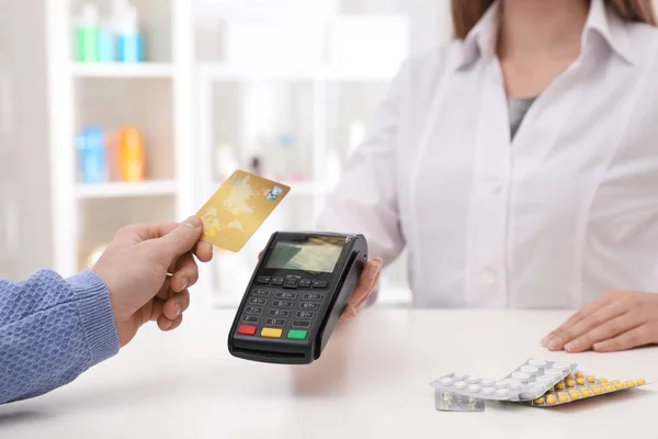 Υπολογιστή-πελάτη χρησιμοποιώντας την πιστωτική κάρτα για τερματικό πληρωμή σε φαρμακείο, κοντινό πλάνο — Φωτογραφία Αρχείου