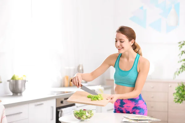 Молодая женщина в спортивной одежде готовит здоровый завтрак дома. Пространство для текста — стоковое фото