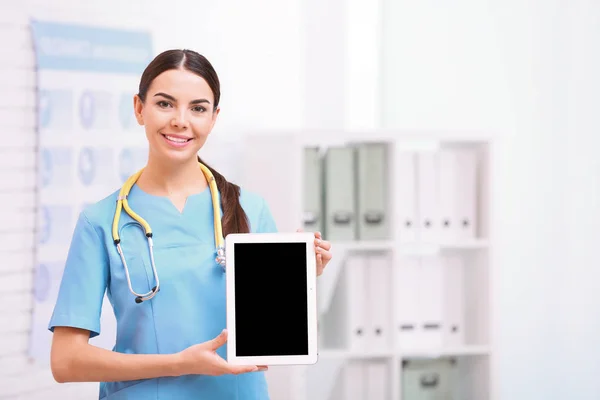 Retrato de asistente médico con estetoscopio y tableta en el hospital. Espacio para texto — Foto de Stock