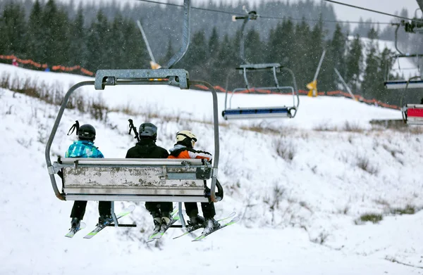 Sessellift mit Personen im Skigebiet. Winterurlaub — Stockfoto