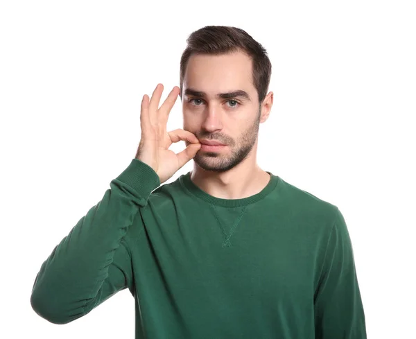 Homme zippant sa bouche sur fond blanc. Utilisation du langage des signes — Photo