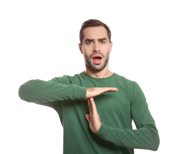 Homem mostrando TIME OUT gesto em língua de sinais em fundo branco — Fotografia de Stock