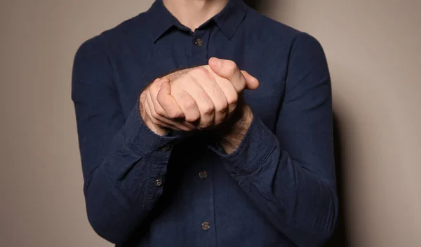 Homem mostrando gesto ACREDITO em língua de sinais sobre fundo de cor, close-up — Fotografia de Stock