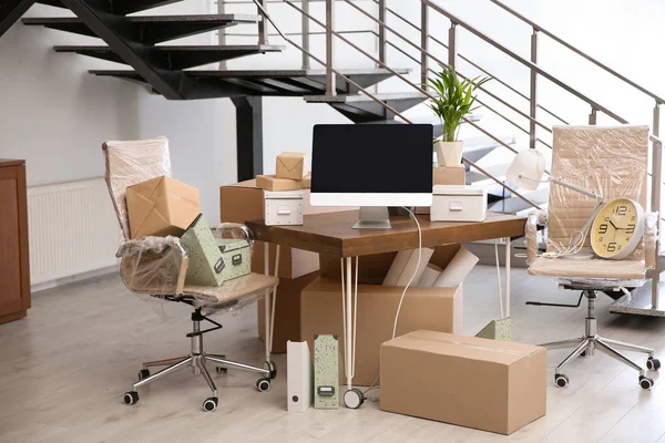 Перемещение коробок и мебели в новом офисе — стоковое фото