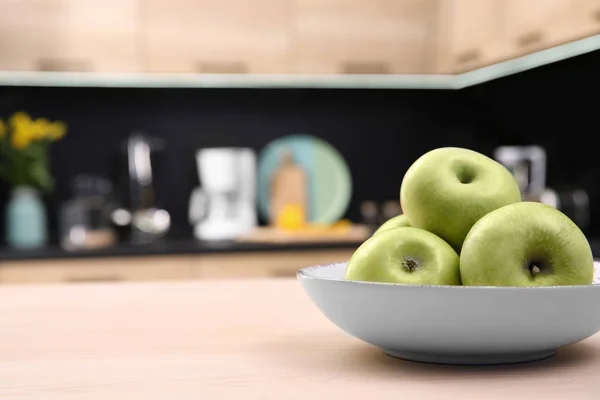 Фруктова миска з яблуками на столі на кухні, вибірковий фокус — стокове фото