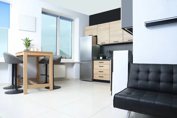 Interior de cozinha moderna acolhedor com novos móveis e eletrodomésticos — Fotografia de Stock