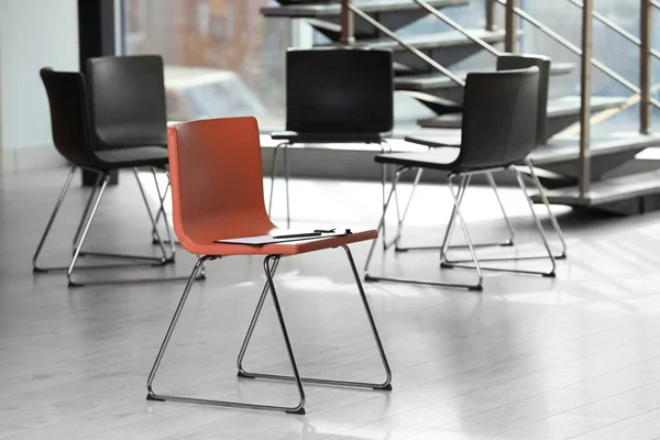 Cadeira vermelha com área de transferência no escritório preparada para terapia de grupo. Sala de reuniões interior — Fotografia de Stock