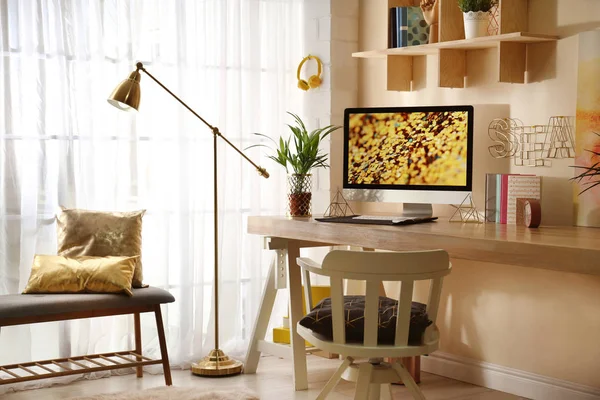 Local de trabalho confortável com computador moderno em casa — Fotografia de Stock