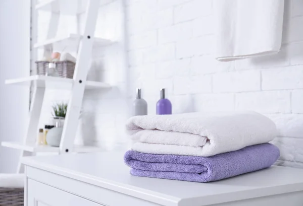 Stos świeżych ręczników na stole w łazience. Miejsce na tekst — Zdjęcie stockowe