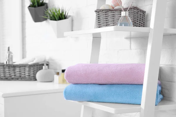Stapel frischer Handtücher auf dem Regal im Badezimmer. Raum für Text — Stockfoto
