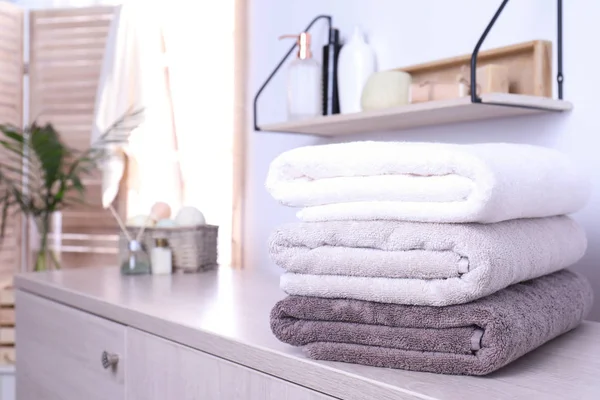 Montón de toallas frescas en el armario en el baño. Espacio para texto —  Fotos de Stock