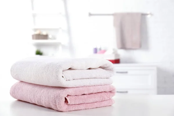 Stos świeżych ręczników na stole w łazience. Miejsce na tekst — Zdjęcie stockowe