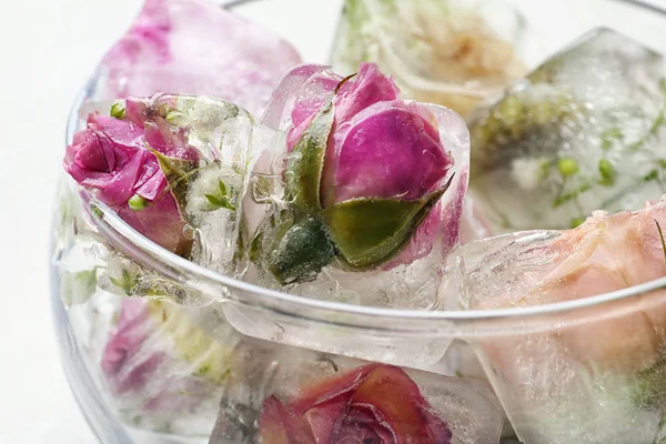 Vidrio con hielo floral y agua, primer plano — Foto de Stock