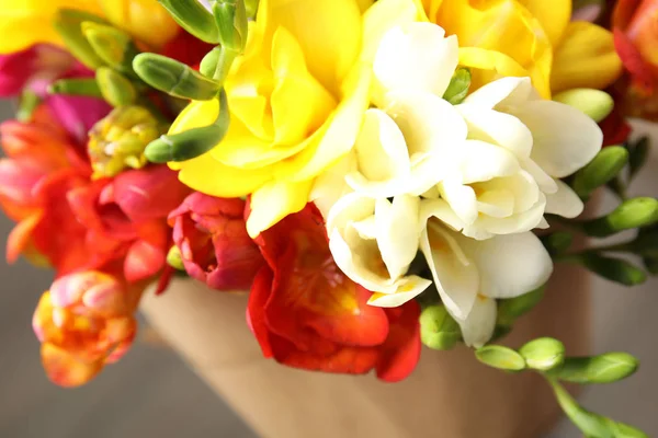 Bukett av vackra våren Freesia blommor, närbild — Stockfoto