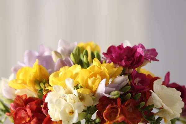 Vacker bukett av våren Freesia blommor på suddig bakgrund, närbild — Stockfoto